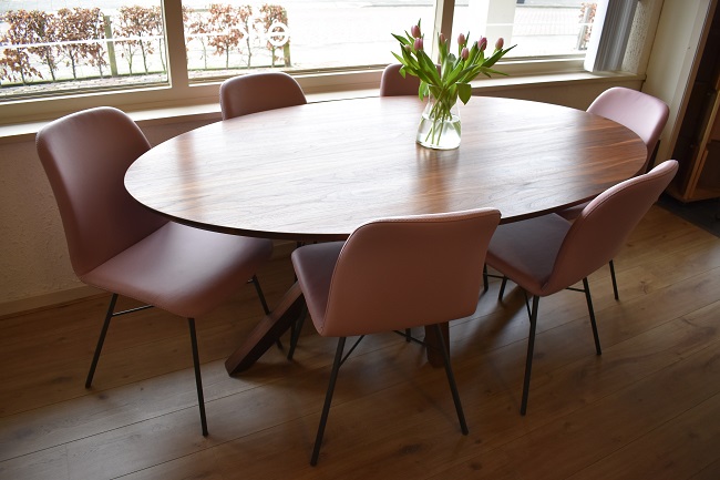 6 stoeltjes in oud roze leer model Rosa met noten ovale tafel model Oliva 4