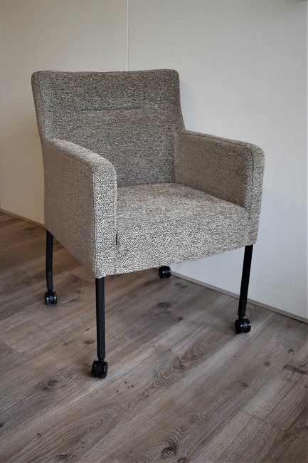 Comfortabele stoel Bo in stof met zwarte vierkante poten en wielen