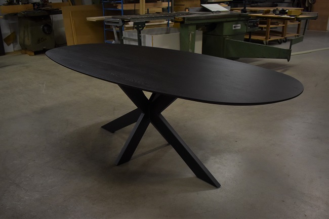 Bootmodel tafel zwart gebeitst met zwarte slanke matrixpoot geborsteld blad met facetrand model Bolzano