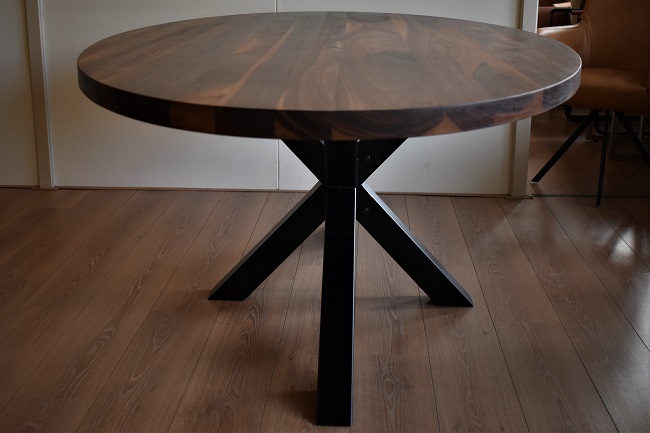 Noten houten ovale tafel met zwarte matrixpoot spinpoot onderstel.jpg