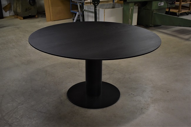 Ronde zwarte tafel met zwarte kolompoot blad 140 cm. met facetrand model Rovinj