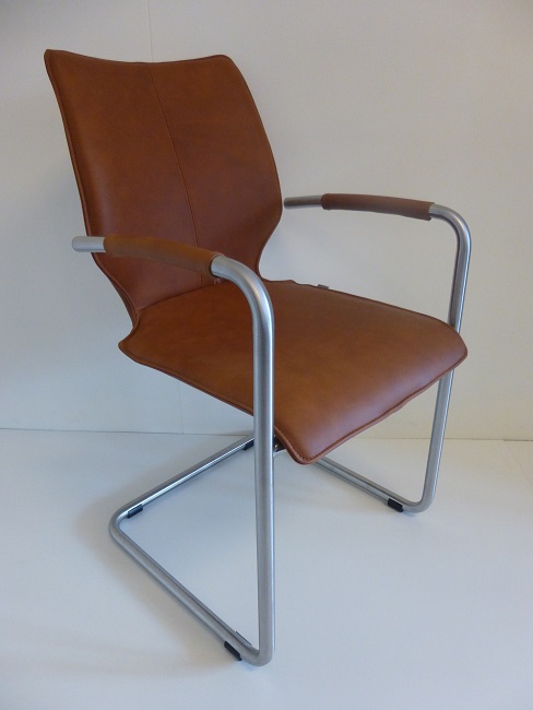Slede stoel met armleuningen in Rancho leer kleur Cognac, model Lunette