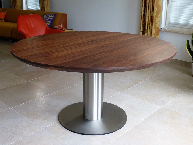 Ronde tafel in notenhout met rvs kolom en voetplaat , model Rovinj, uitgevoerd in massief notenhout afgewerkt in blanke olie